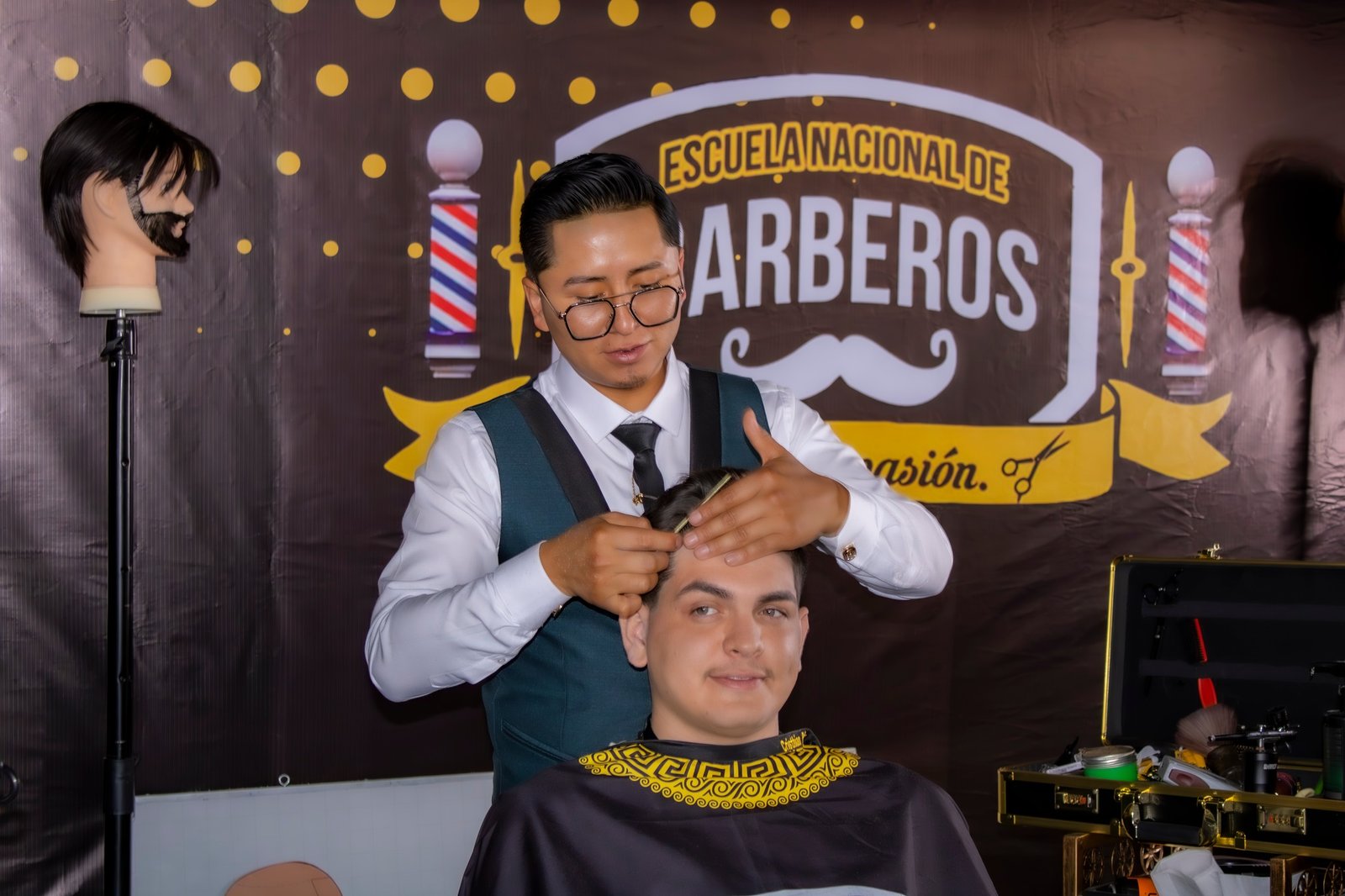 Escuela Nacional de Barberos - Curso Basico